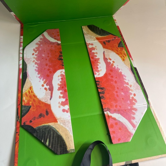 New Gucci flower Gift Box 30cm x 22cm x 10.5cm - Picture 3 of 9